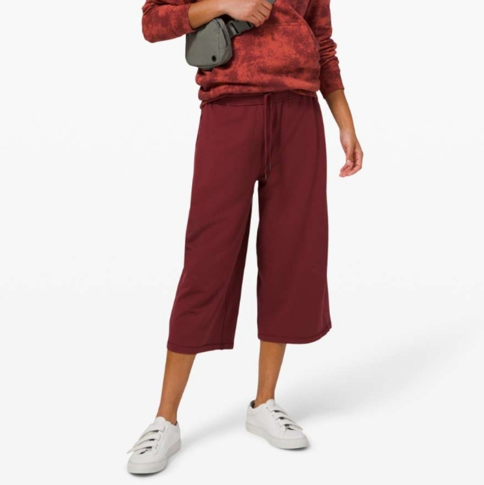 Lululemon dream om high rise crop